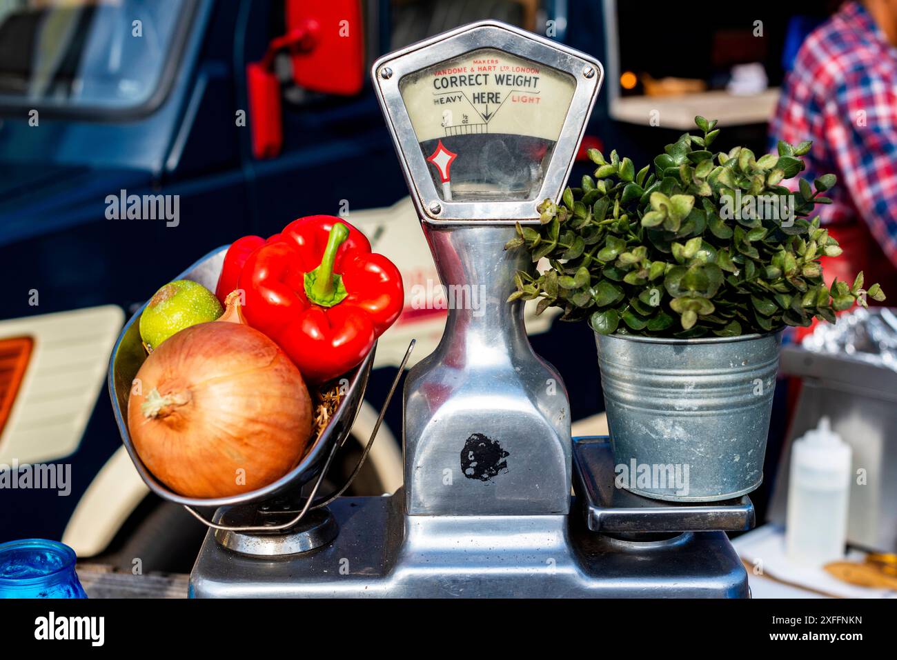 Décoration chez Food Truck Tilburg, pays-Bas. Mise en place décorative d'une plante, de fruits et de végétaux sur une échelle de poids lors du festival annuel food truck. Tilburg, pays-Bas. Tilburg Spoorzone 013 Noord-Brabant Nederland Copyright : xGuidoxKoppesxPhotox Banque D'Images