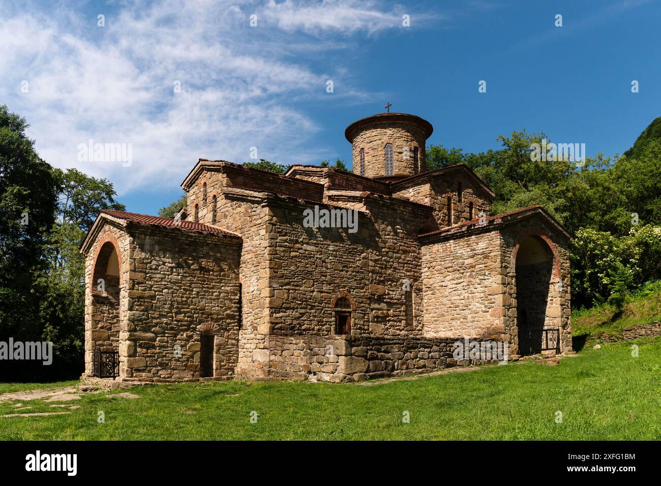 Ancienne église en pierre située dans une vallée verdoyante. L'église Zelenchuksky du Nord est l'église alanienne de la colonie de Karachay-Tcherkessia de la République de l'Arkhyz inférieur Banque D'Images