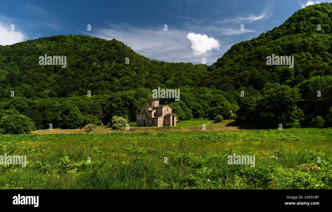Église historique en pierre entourée de collines verdoyantes. L'église centrale Zelenchuchsky est un churchin alanien dans le village inférieur-Arkhyz Karachay-Cherkessia Banque D'Images