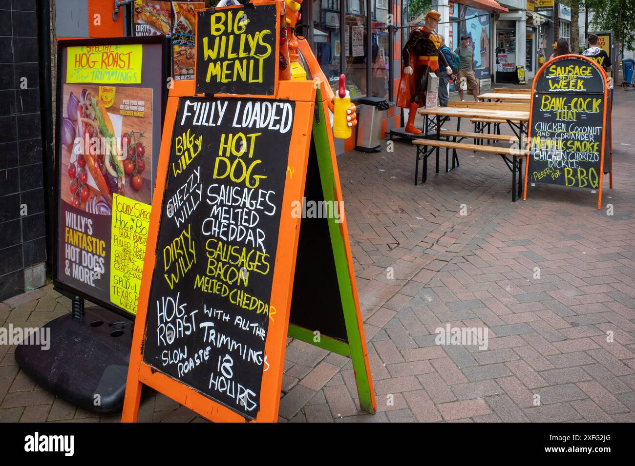 Signe humoristique devant une boucherie à Weymouth, Dorset, Royaume-Uni. Publicité. Saucisses. Smutty. Humour sale. Accrocheur. Anglais. Banque D'Images