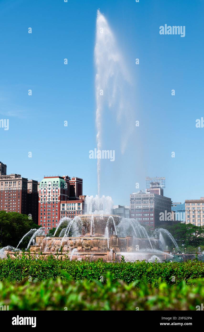 Clarence F. Buckingham Memorial Fountain avec Chicago skyline en arrière-plan Banque D'Images