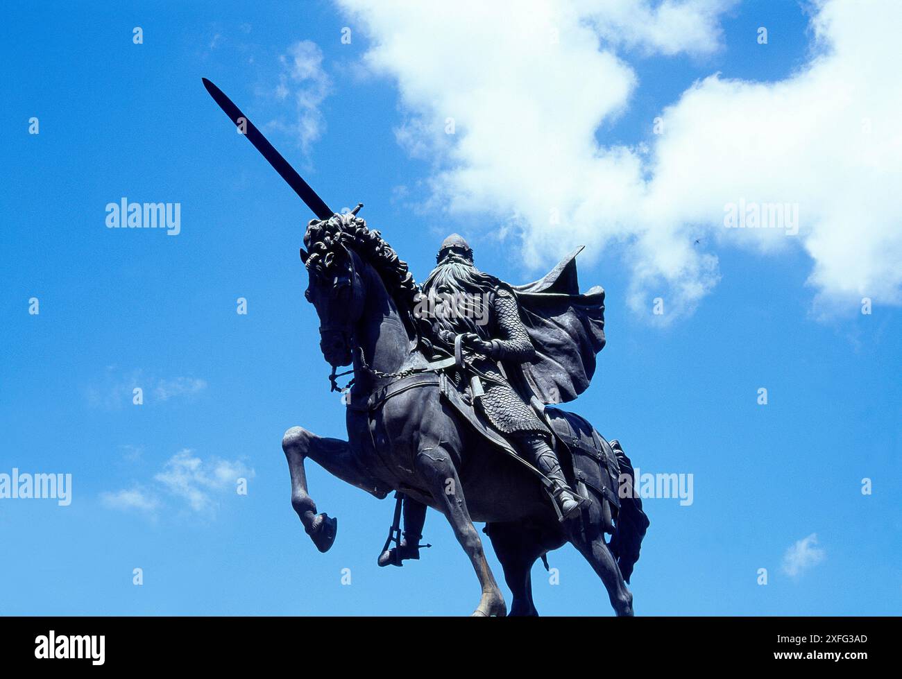 La statue équestre du Cid contre le ciel bleu. Burgos, Espagne. Banque D'Images