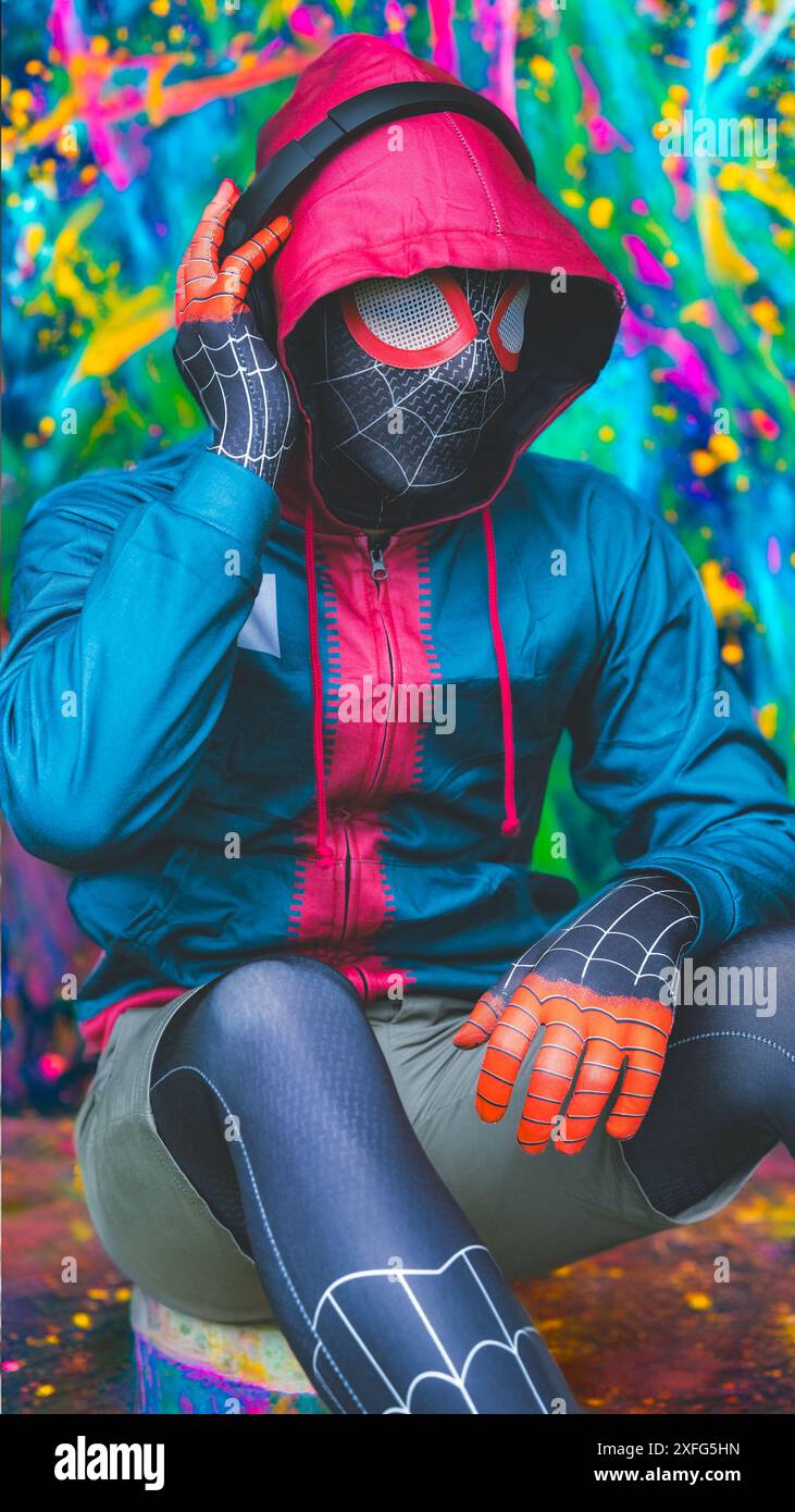 HARROGATE, ROYAUME-UNI - 22 JUIN 2024. Gros plan d'un cosplayer masculin portant un costume de Spiderman de la série Miles Morales Multiverse avec un dos coloré Banque D'Images
