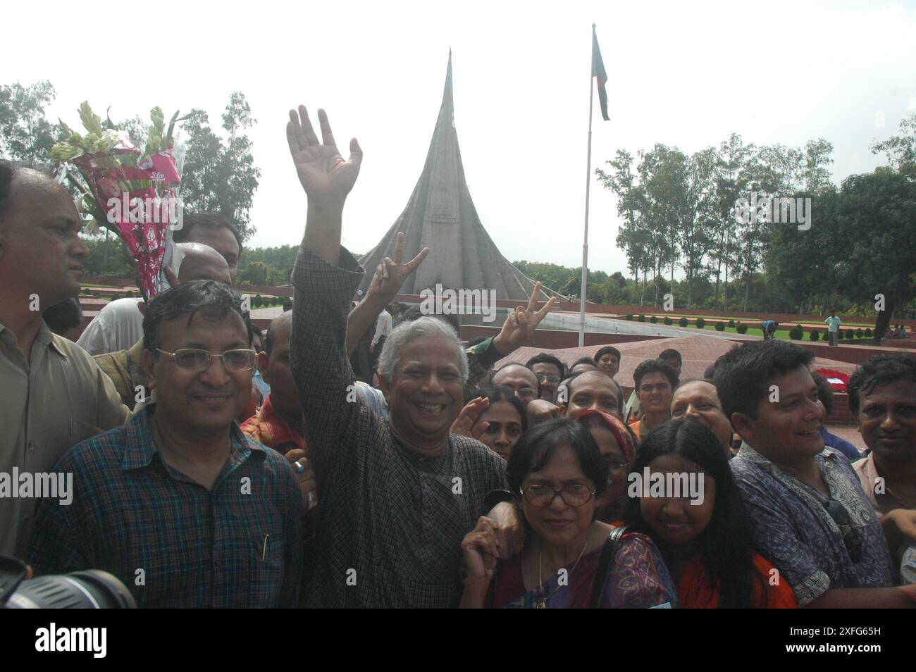 Le professeur bangladais Muhammad Yunus agite la main aux personnes rassemblées à la Jatiya Shriti Sowdha, à Saver, au Bangladesh, le samedi 14 octobre 2006. Banque D'Images