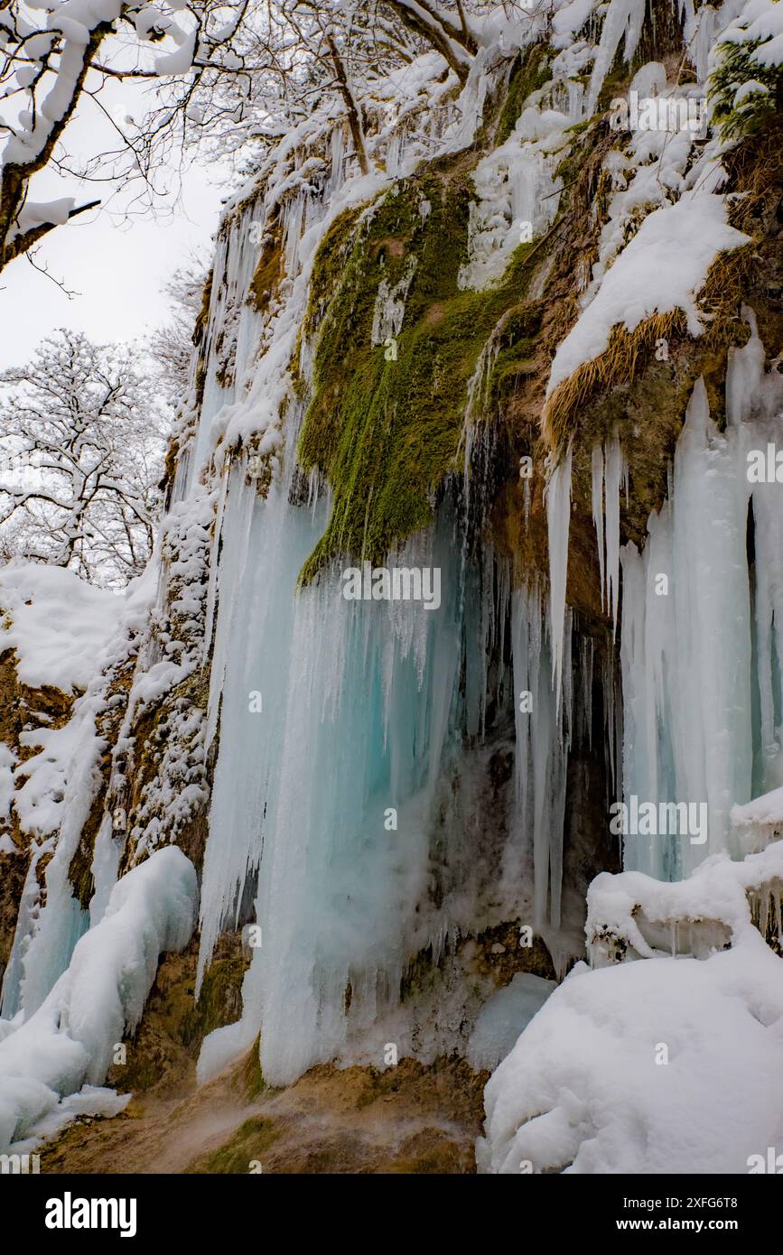 Cascade de glace, mousse, Schleierfälle, rivière Ammer, Bavière, Ammergau Alpes, glaçons, eau, réserve naturelle, papier peint, hiver, neige, gelé, froid, pittoresque Banque D'Images