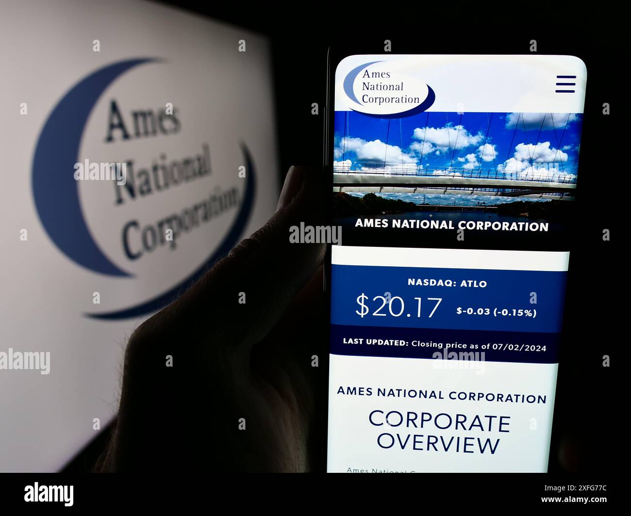 Personne tenant smartphone avec le site Web de la société de services financiers américaine Ames National Corporation avec logo. Concentrez-vous sur le centre de l'écran du téléphone. Banque D'Images