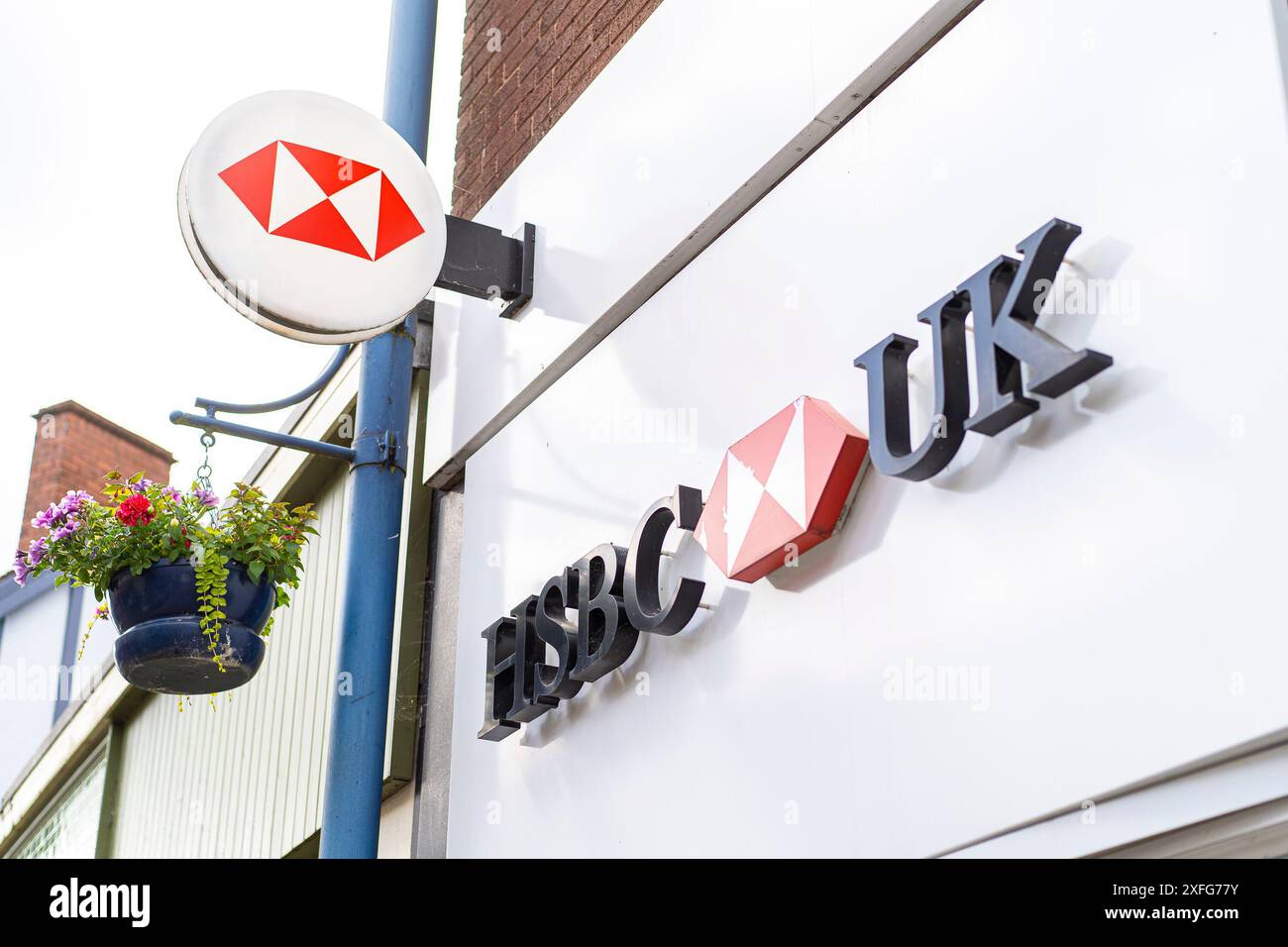 Gros plan de l'enseigne extérieure et du logo de l'entreprise d'une succursale de la banque HSBC, pris dans une rue commerçante britannique. Banque D'Images