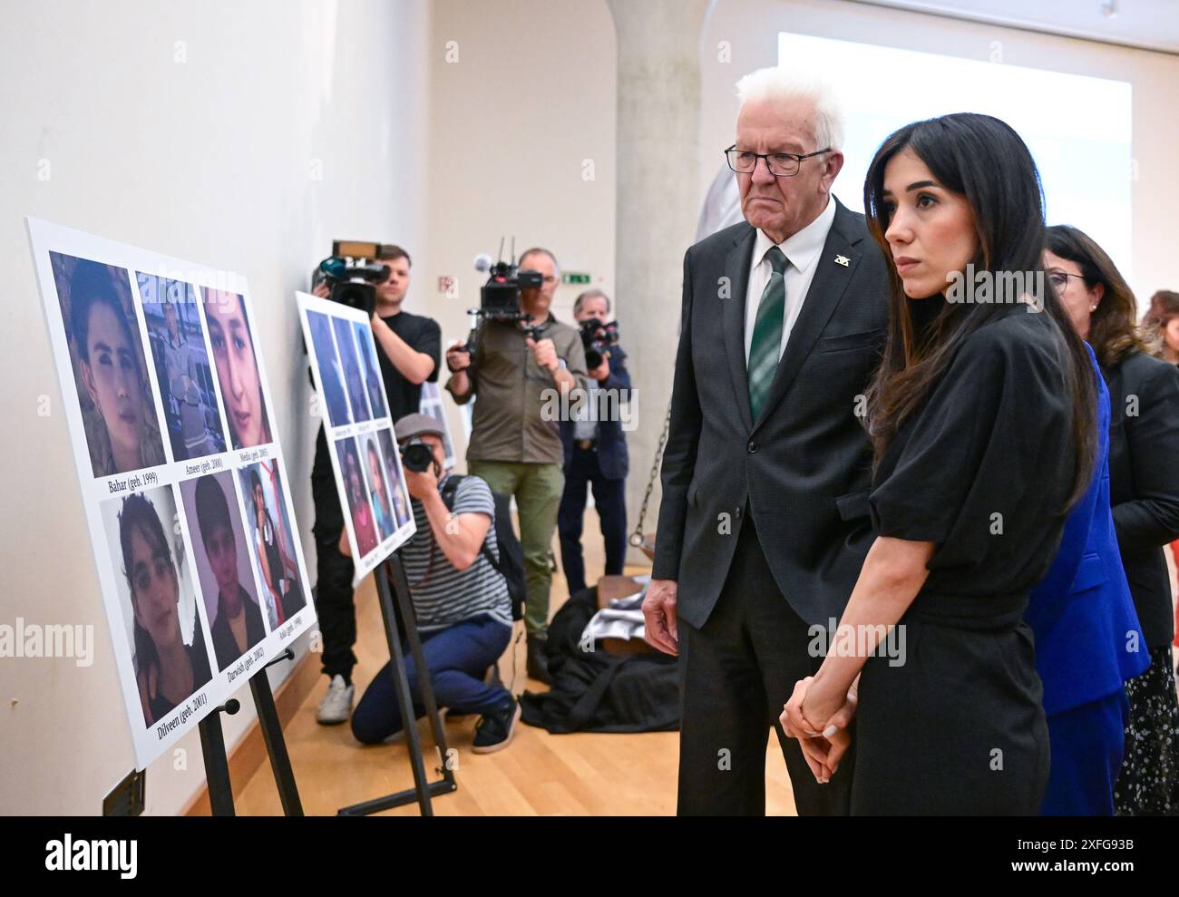 Stuttgart, Allemagne. 03 juillet 2024. Nadia Murad, lauréate du prix Nobel de la paix (gauche-droite), est aux côtés de Winfried Kretschmann (Alliance 90/les Verts), ministre-présidente du Bade-Württemberg, lors d'un événement commémoratif lors d'une exposition présentant des photos de victimes de l'État islamique. L’événement se déroule dans le cadre de la commémoration décennale du génocide commis par le soi-disant État islamique (EI) contre les Yézidis. Crédit : Bernd Weißbrod/dpa/Alamy Live News Banque D'Images