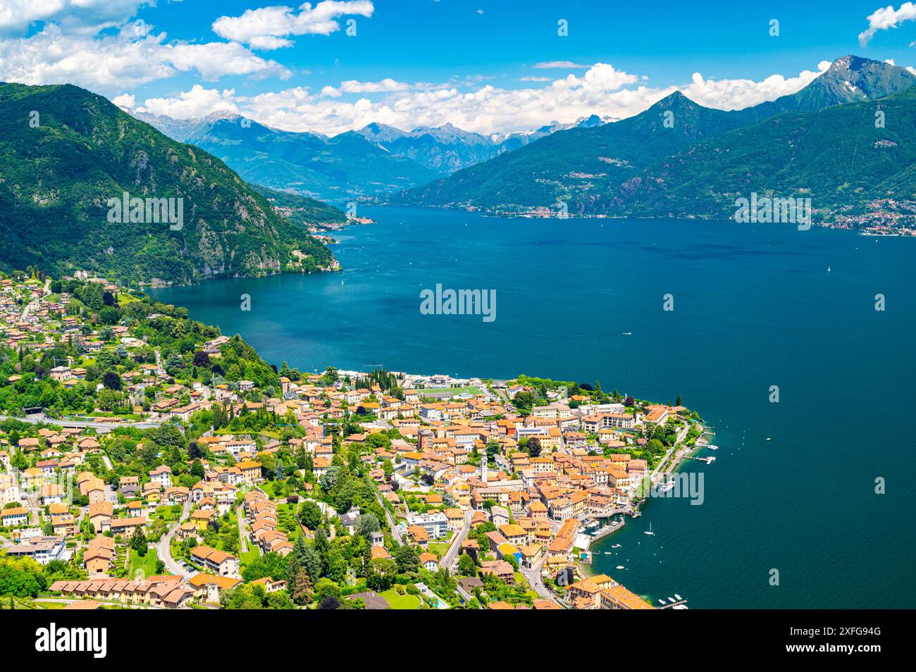 Panorama du lac de Côme, photographié depuis le village de Croce, avec la ville de Menaggio et les montagnes au-dessus. Banque D'Images