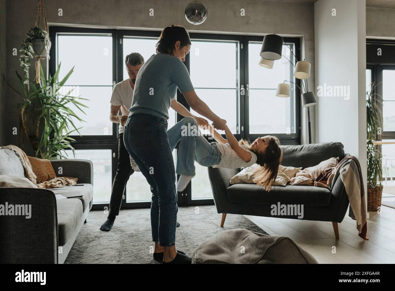 Mère jouant avec sa fille dans le salon à la maison Banque D'Images