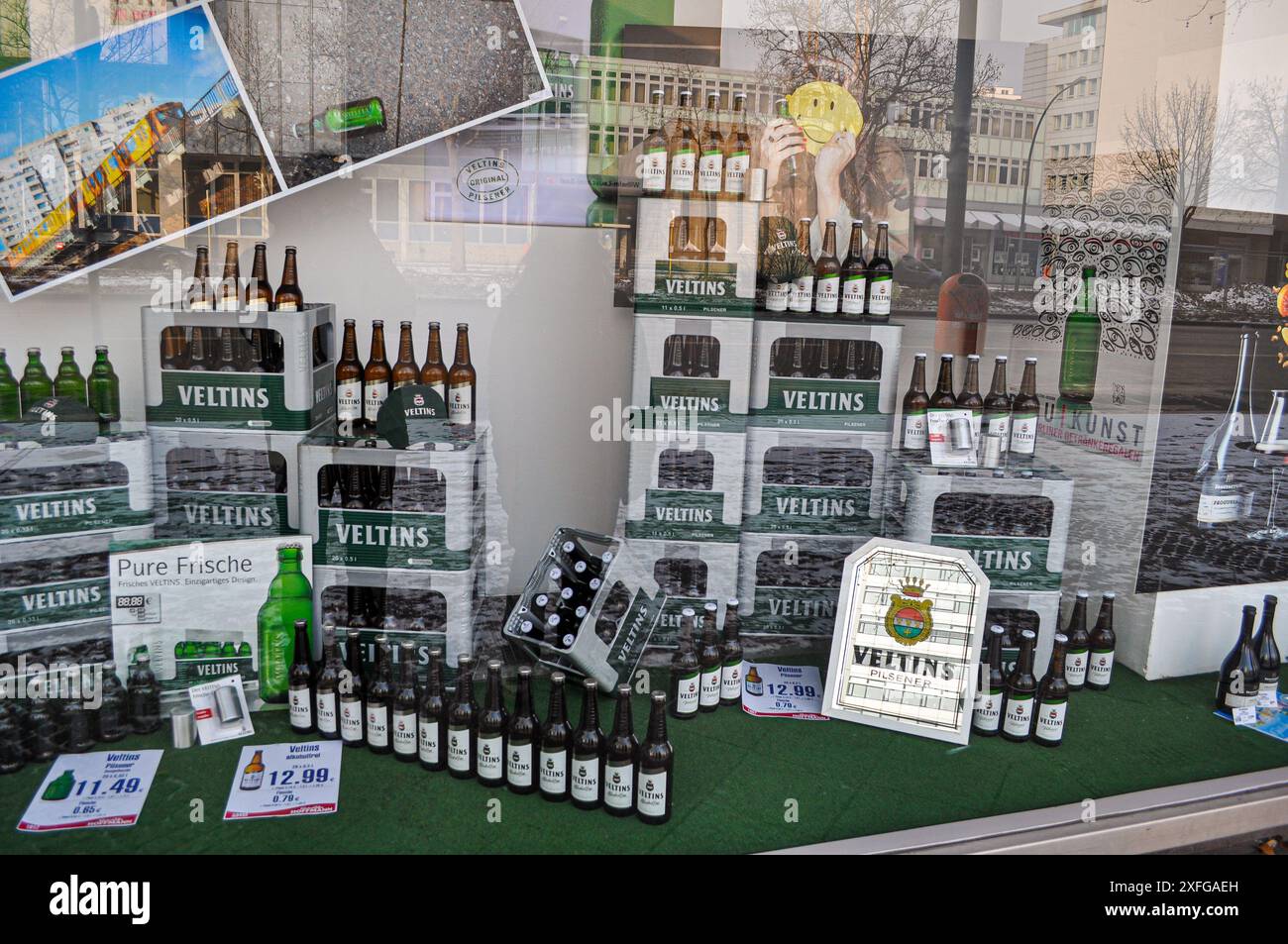 Berlin, Allemagne. Vitrine avec tous les types et tailles de bière Veltins Pilsner, une brasserie située à Meschede-Grevenstein, Rhénanie du Nord-Westphalie Banque D'Images
