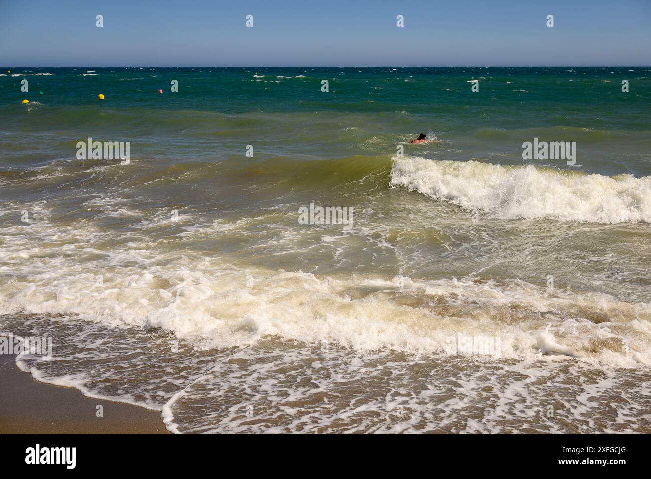 Homme nageant dans la mer Méditerranée Banque D'Images