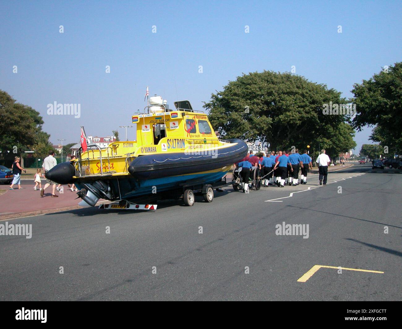 Tour du monde le bateau à moteur Spirit of Cardiff est remorqué dans les rues de Southsea par l'équipage de tir de Portsmouth, célèbre dans le monde entier, le 9 août 2003 Banque D'Images