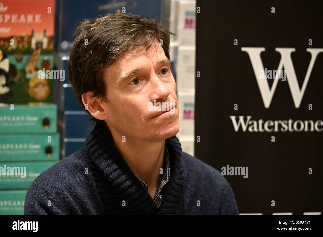 Londres, Royaume-Uni. Rory Stewart, auteur, universitaire, diffuseur et ancien politicien, a signé des exemplaires de son livre "Politics on the Edge", Waterstones, Piccadilly. Crédit : michael melia/Alamy Live News Banque D'Images