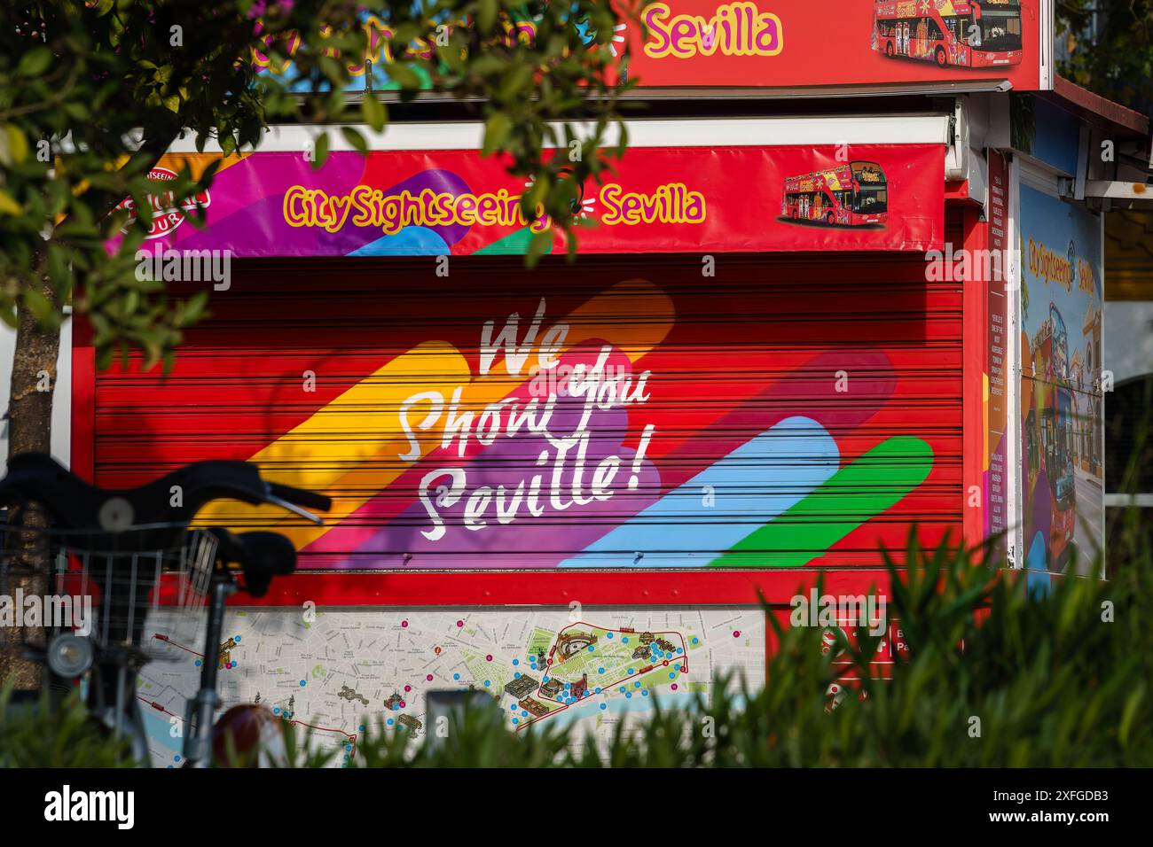 Séville, Espagne. 7 février 2024 - kiosque coloré de visites touristiques de la ville Banque D'Images