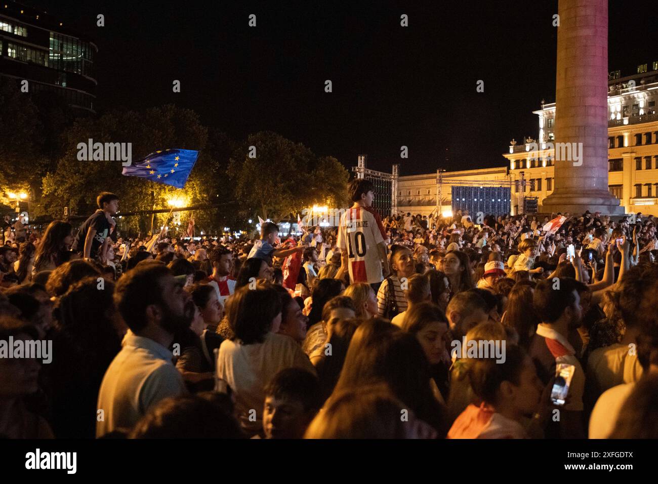 Tbilissi, Géorgie. 03 juillet 2024. Les fans de football géorgiens regardent l'équipe nationale s'adresser à la foule depuis une scène. L'équipe géorgienne de football a fait une tournée à Tbilissi pour célébrer une place historique dans l'UEFA Champions League après avoir gagné contre le Portugal en phase de groupes mais perdu contre l'Espagne en qualifications. (Photo de Jay Kogler/SOPA images/SIPA USA) crédit : SIPA US/Alamy Live News Banque D'Images