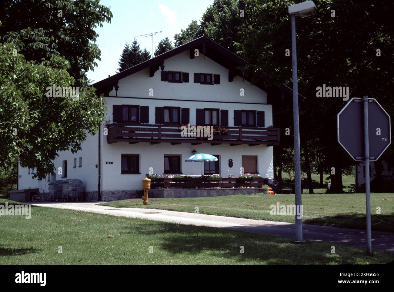 Bad Toelz, Allemagne. 6/1990. Flint Kaserne. Le Schutzstaffel (SS). Bad Tölz était un SS-Junkerschule. Il a servi de centre de formation pour les officiers de la Waffen-SS. L'école a été fondée en 1937 et construite par l'architecte Alois Degano. Il est situé dans la ville de Bad Tölz, à environ 48 km au sud de Munich. Les principales installations étaient résistantes aux semi-bombes avec 3 étages au-dessus du sol et 4 en dessous. L'école a fonctionné jusqu'à la fin de la seconde Guerre mondiale en 1945. Après la guerre, l'ancienne SS Junker School fut la base d'un bataillon de la 3e armée américaine jusqu'en 1991. Flint Kaserne accueillait la 10e spéciale Banque D'Images
