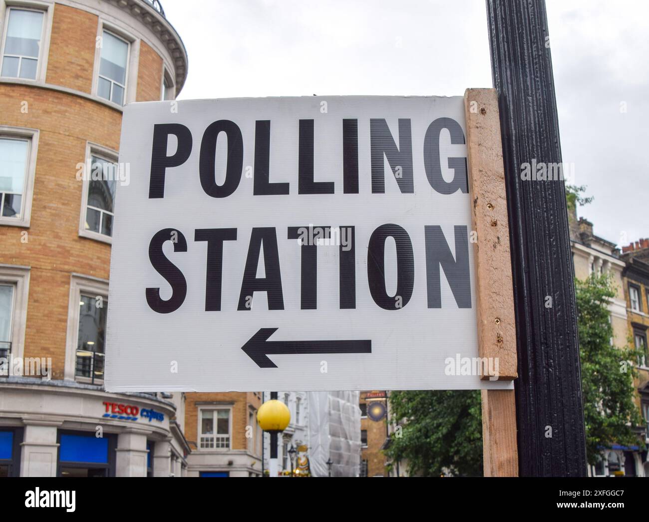 Londres, Royaume-Uni. 2 juillet 2024. Un panneau Polling Station dans le centre de Londres avant les élections britanniques qui auront lieu le 4 juillet. Crédit : Vuk Valcic/Alamy Live News Banque D'Images