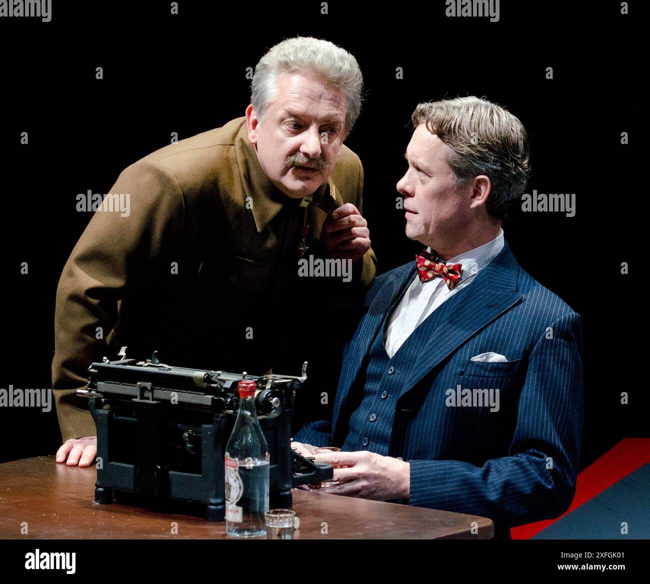 de gauche à droite : Simon Russell Beale (Joseph Staline), Alex Jennings (Mikhail Boulgakov) dans COLLABORATEURS de John Hodge au Cottesloe Theatre, National Theatre (NT), Londres SE1 01/11/2011 design : Bob Crowley éclairage : John Clark réalisateur : Nicholas Hytner Banque D'Images