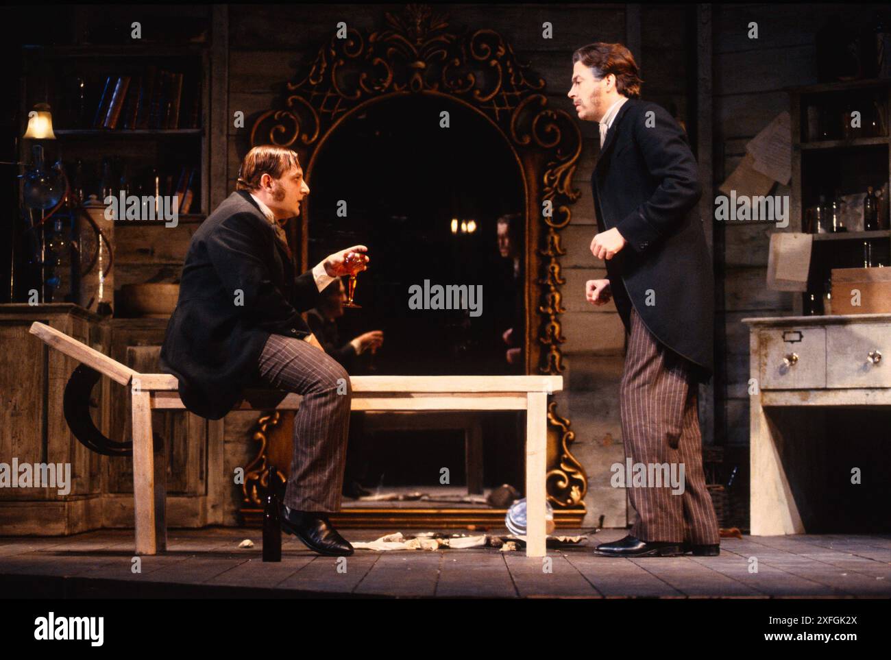 de gauche à droite : Simon Russell Beale (Mr Hyde), Roger Allam (Dr Henry Jekyll) dans L'ÉTRANGE CAS DE DR JEKYLL ET MR HYDE par Robert Louis Stevenson à la Royal Shakespeare Company (RSC), Barbican Theatre, Barbican Centre, Londres EC2 27/11/1991 dans une nouvelle version de David Edgar décor : Carl Toms costumes: Johan Engels éclairage : David Hersey réalisateur : Peter Wood Banque D'Images