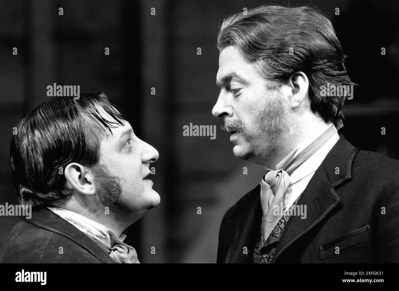 de gauche à droite : Simon Russell Beale (Mr Hyde), Roger Allam (Dr Henry Jekyll) dans L'ÉTRANGE CAS DE DR JEKYLL ET MR HYDE par Robert Louis Stevenson à la Royal Shakespeare Company (RSC), Barbican Theatre, Barbican Centre, Londres EC2 27/11/1991 dans une nouvelle version de David Edgar décor : Carl Toms costumes: Johan Engels éclairage : David Hersey réalisateur : Peter Wood Banque D'Images
