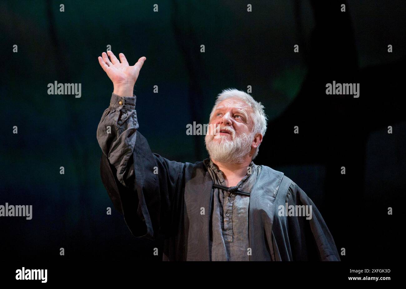 I/ii - Simon Russell Beale (Prospero) dans LA TEMPÊTE de Shakespeare à la Royal Shakespeare Company (RSC), Royal Shakespeare Theatre, Stratford-upon-Avon 17/11/2016 design : Stephen Brimson Lewis création de personnages numériques : The Imaginarium Studios vidéo : Finn Ross éclairage : Simon Spencer réalisateur : Gregory Doran Banque D'Images