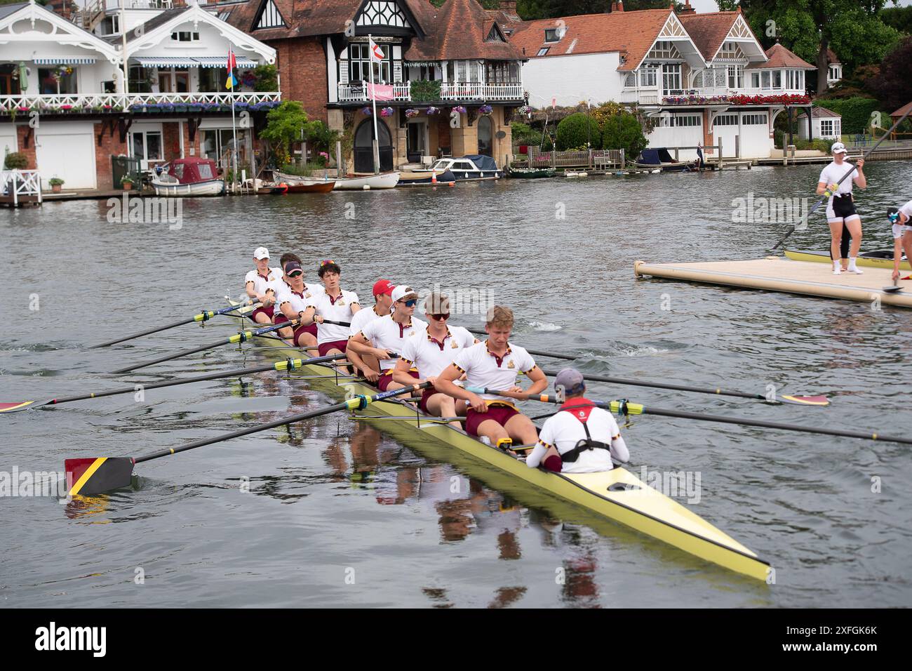 Henley-on-Thames, Oxfordshire, Royaume-Uni. 3 juillet 2024. Shiplake College se dirige vers la course contre le Saugatuck Rowing Club des États-Unis dans la Princess Elizabeth Challenge Cup Heat, Junior Men's huit rames avec coxswain C'était une autre journée chargée à la 185e Henley Royal Regatta le deuxième jour de l'événement de six jours. Des rameurs du monde entier participaient à l'événement de renommée mondiale organisé sur la Tamise à Henley-on-Thames dans l'Oxfordshire. Crédit : Maureen McLean/Alamy Live News Banque D'Images