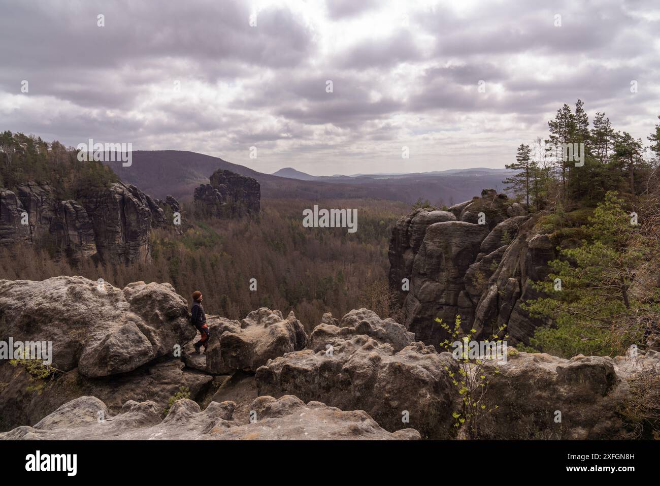 Homme dans les montagnes. Suisse saxonne. Allemagne. Début du printemps. Banque D'Images