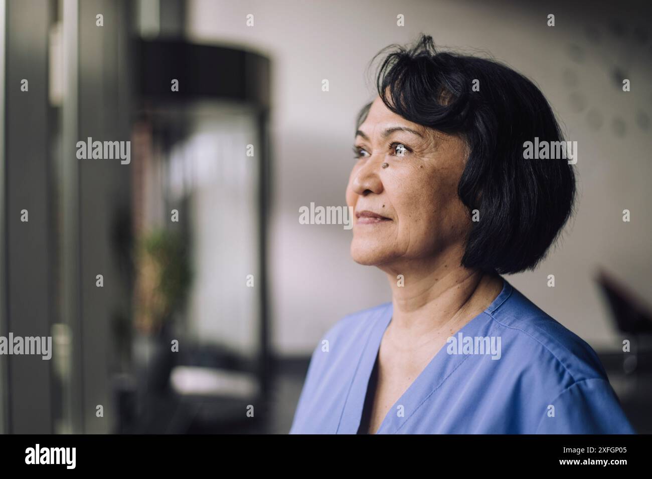 Médecin senior attentionné aux cheveux courts à l'hôpital Banque D'Images