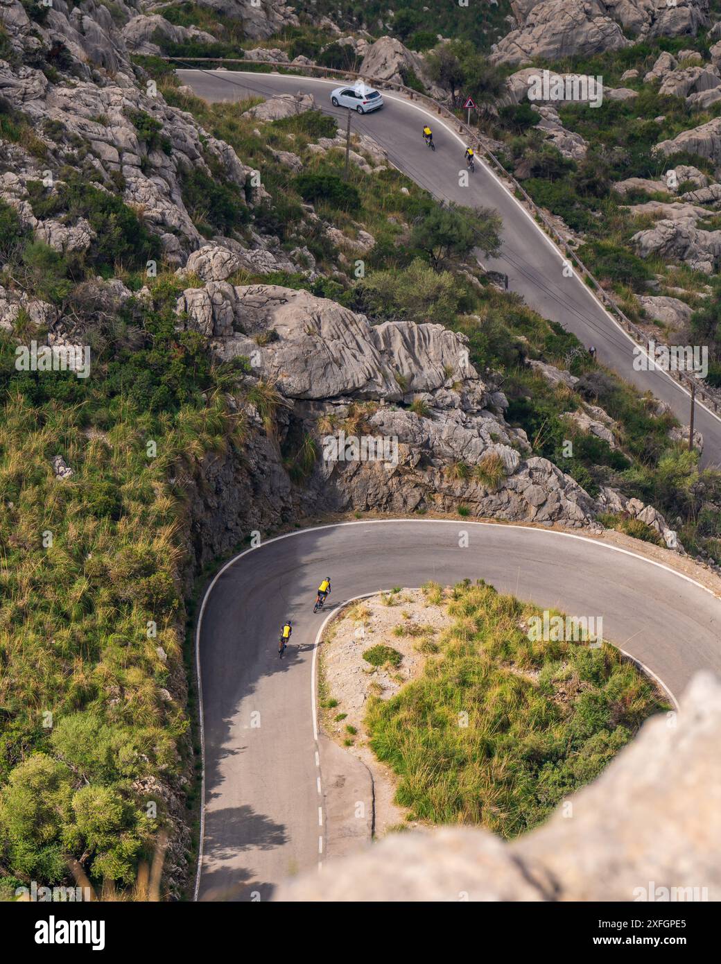 La célèbre route de sa Calobra à Majorque, en Espagne, un endroit favori pour tous les cyclistes. Des cyclistes solitaires gravissent une route sinueuse Banque D'Images