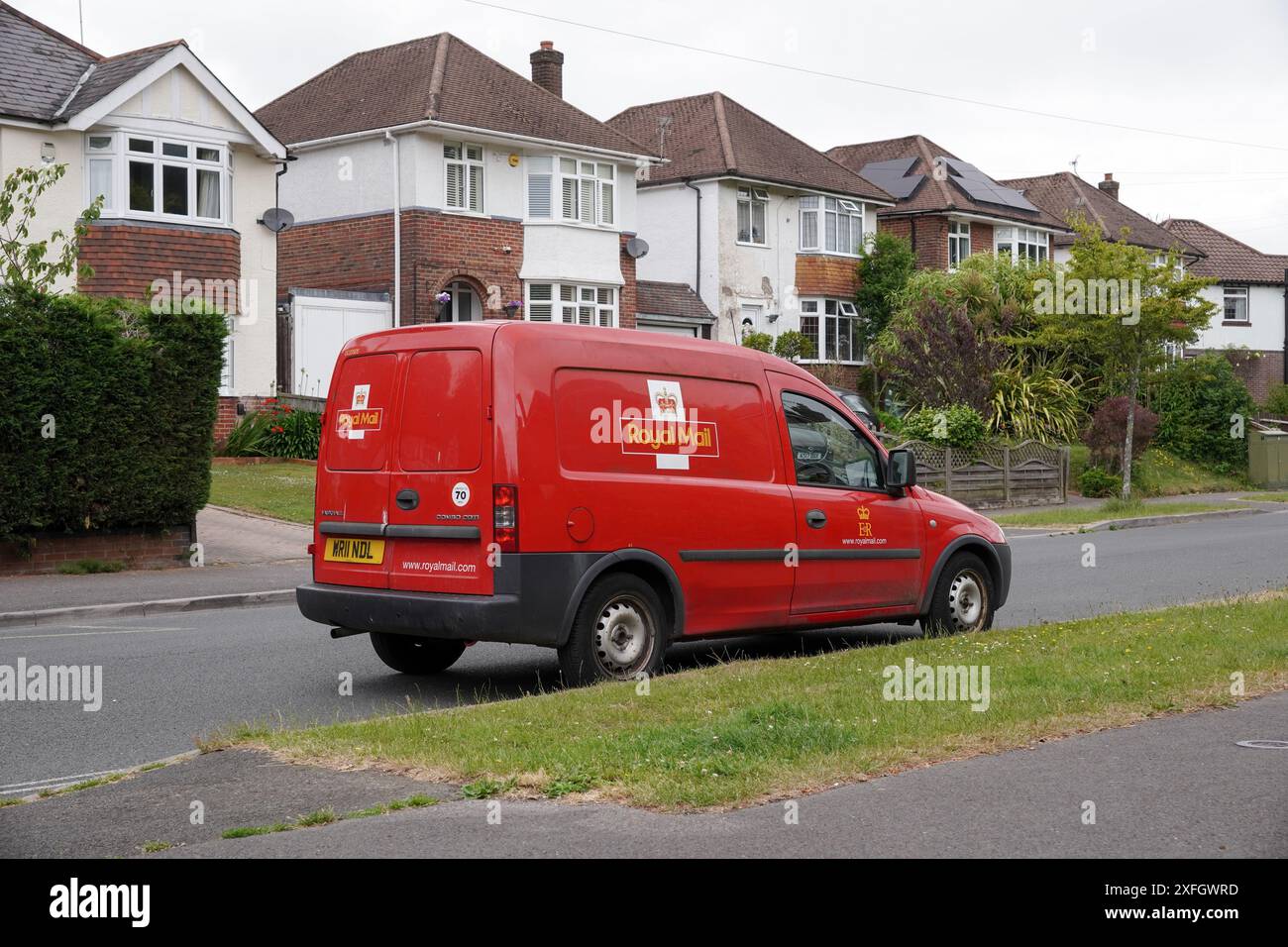 Southampton Royaume-Uni 2 juillet 2024 - Une camionnette de livraison postale Red Royal mail garée dans une rue résidentielle. Service de collecte et de livraison du courrier au Royaume-Uni Banque D'Images