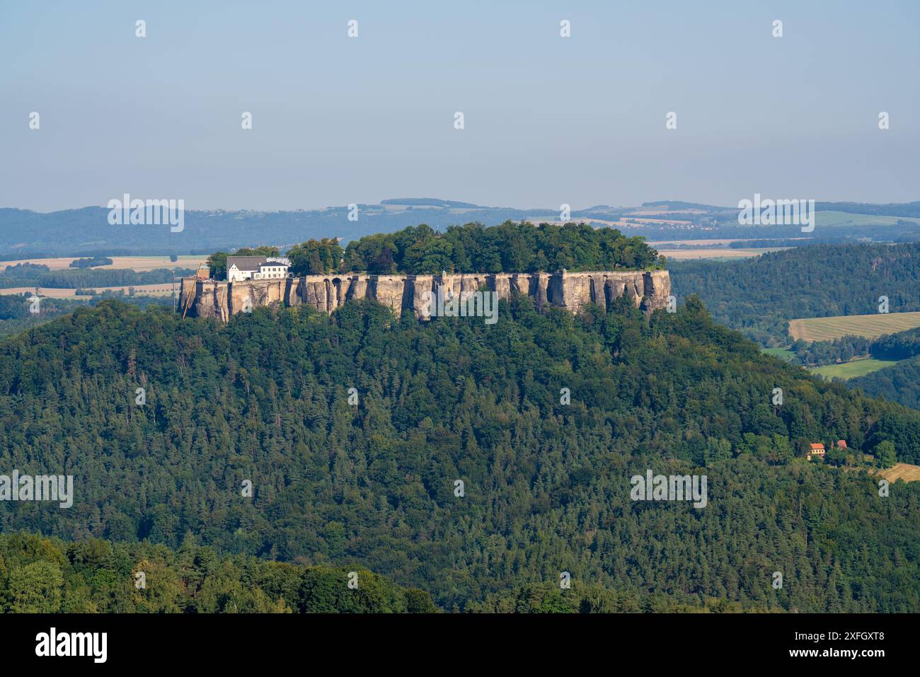 Forteresse fortifiée Königstein dans le parc national de la Suisse saxonne, Allemagne. Destination touristique préférée Banque D'Images