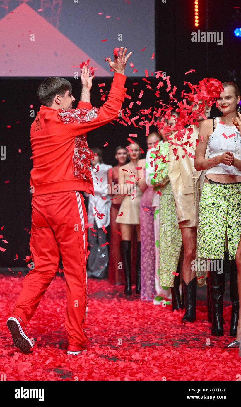 Berlin, Allemagne. 03 juillet 2024. Le designer Kilian Kerner apparaît sur la passerelle avec ses modèles après son spectacle au Uber Eats Music Hall. Le designer berlinois fête ses 20 ans avec la collection 'Herz im Kopf'. Le défilé fait partie de la Berlin Fashion week. Crédit : Jens Kalaene/dpa/Alamy Live News Banque D'Images