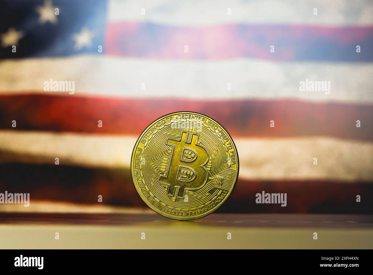 Dans cette illustration photo, un Bitcoin est vu sur la table et le drapeau des États-Unis en arrière-plan. Banque D'Images