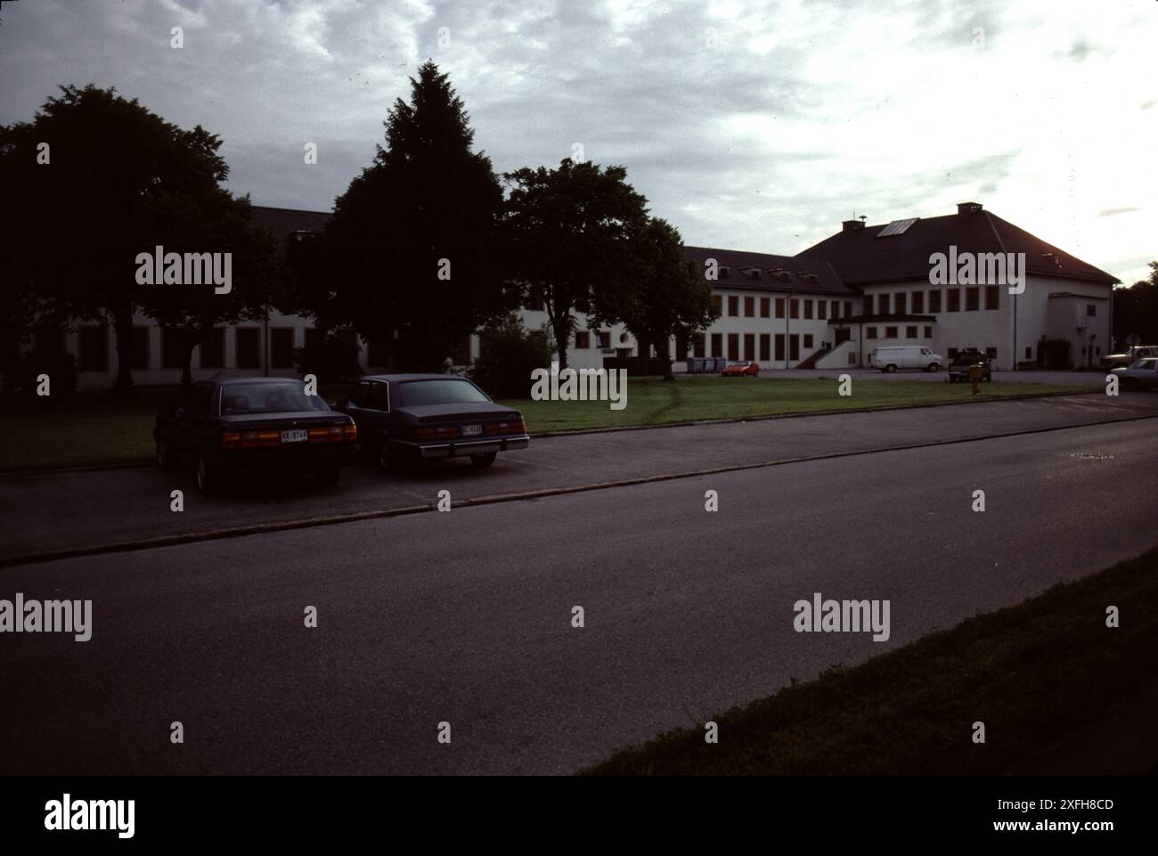 Bad Toelz, Allemagne. 6/1990. Flint Kaserne. Le Schutzstaffel (SS). Bad Tölz était un SS-Junkerschule. Il a servi de centre de formation pour les officiers de la Waffen-SS. L'école a été fondée en 1937 et construite par l'architecte Alois Degano. Il est situé dans la ville de Bad Tölz, à environ 48 km au sud de Munich. Les principales installations étaient résistantes aux semi-bombes avec 3 étages au-dessus du sol et 4 en dessous. L'école a fonctionné jusqu'à la fin de la seconde Guerre mondiale en 1945. Après la guerre, l'ancienne SS Junker School fut la base d'un bataillon de la 3e armée américaine jusqu'en 1991. Flint Kaserne accueillait la 10e spéciale Banque D'Images