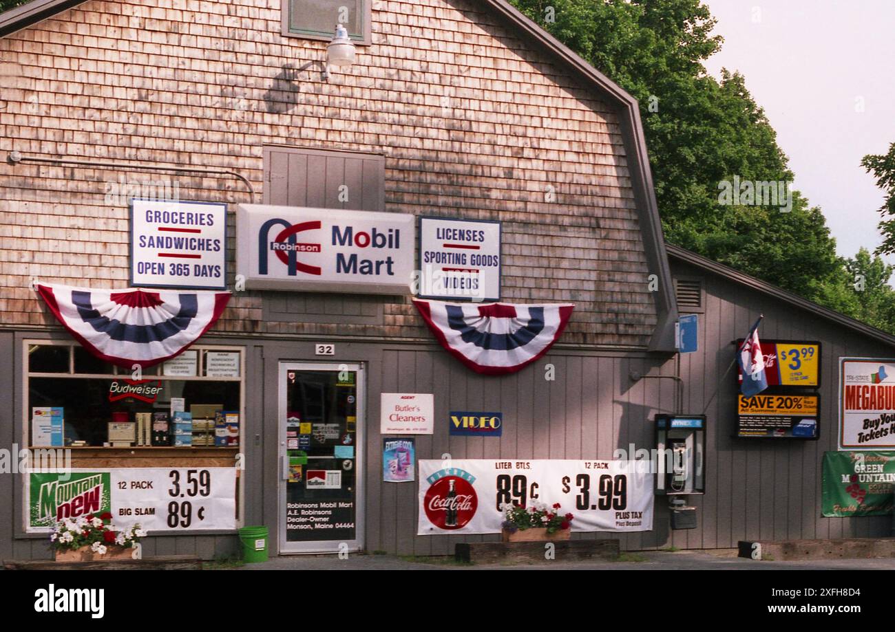 Monson, Maine, États-Unis, approx. 1996. Vue extérieure du dépanneur Robinson's Mobil Mart. Banque D'Images