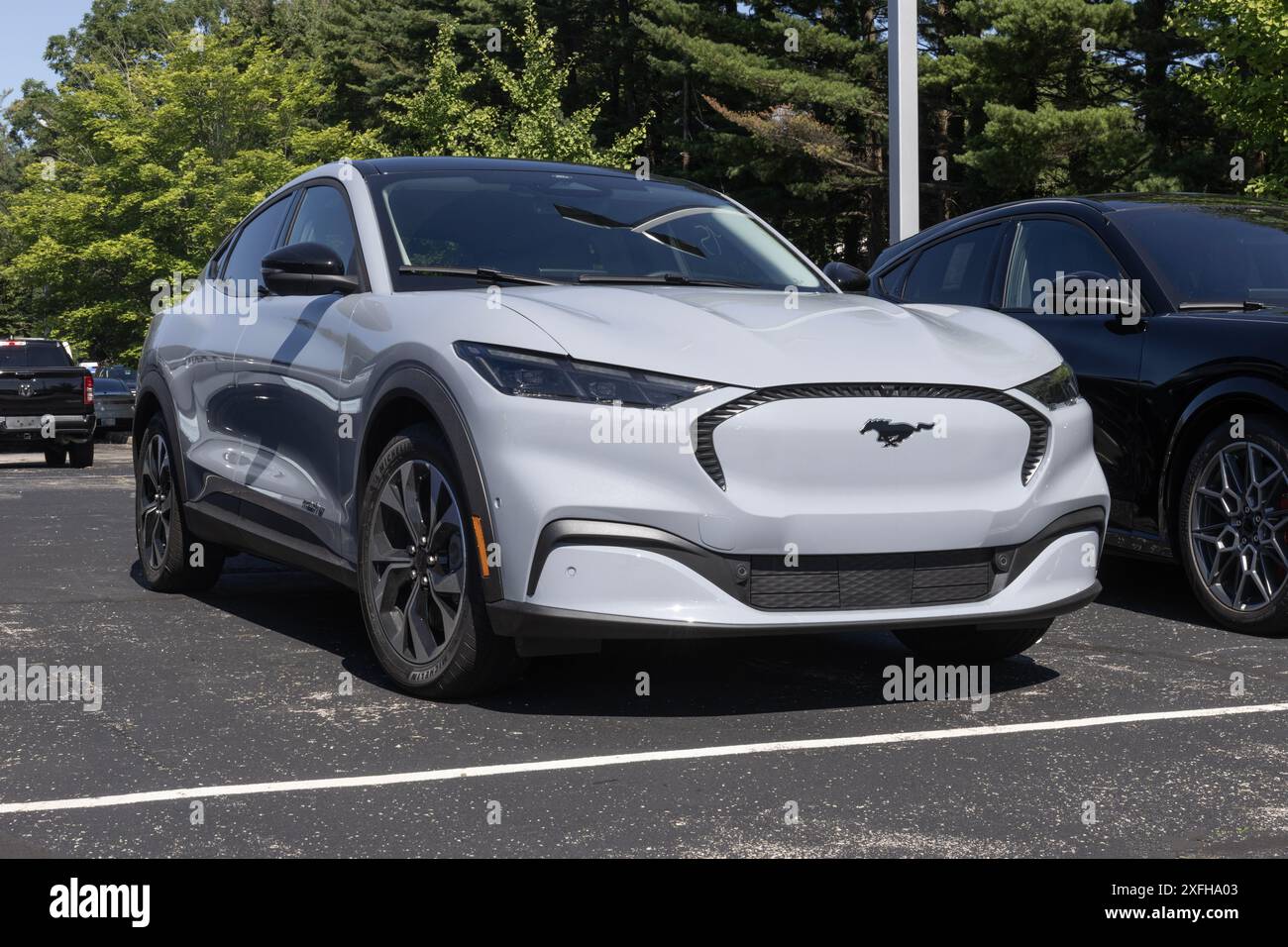 Indianapolis - 30 juin 2024 : présentoir de VUS électriques Ford Mustang Mach-E Select EV. Ford offre le Mach-E en modèles Select, Premium ou GT. MY:2024 Banque D'Images