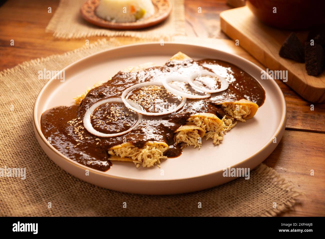 Enmoladas de poulet. Aussi connu sous le nom de mole poblano enchiladas, ils sont un plat mexicain typique qui est très populaire au Mexique et dans le reste du monde. Banque D'Images