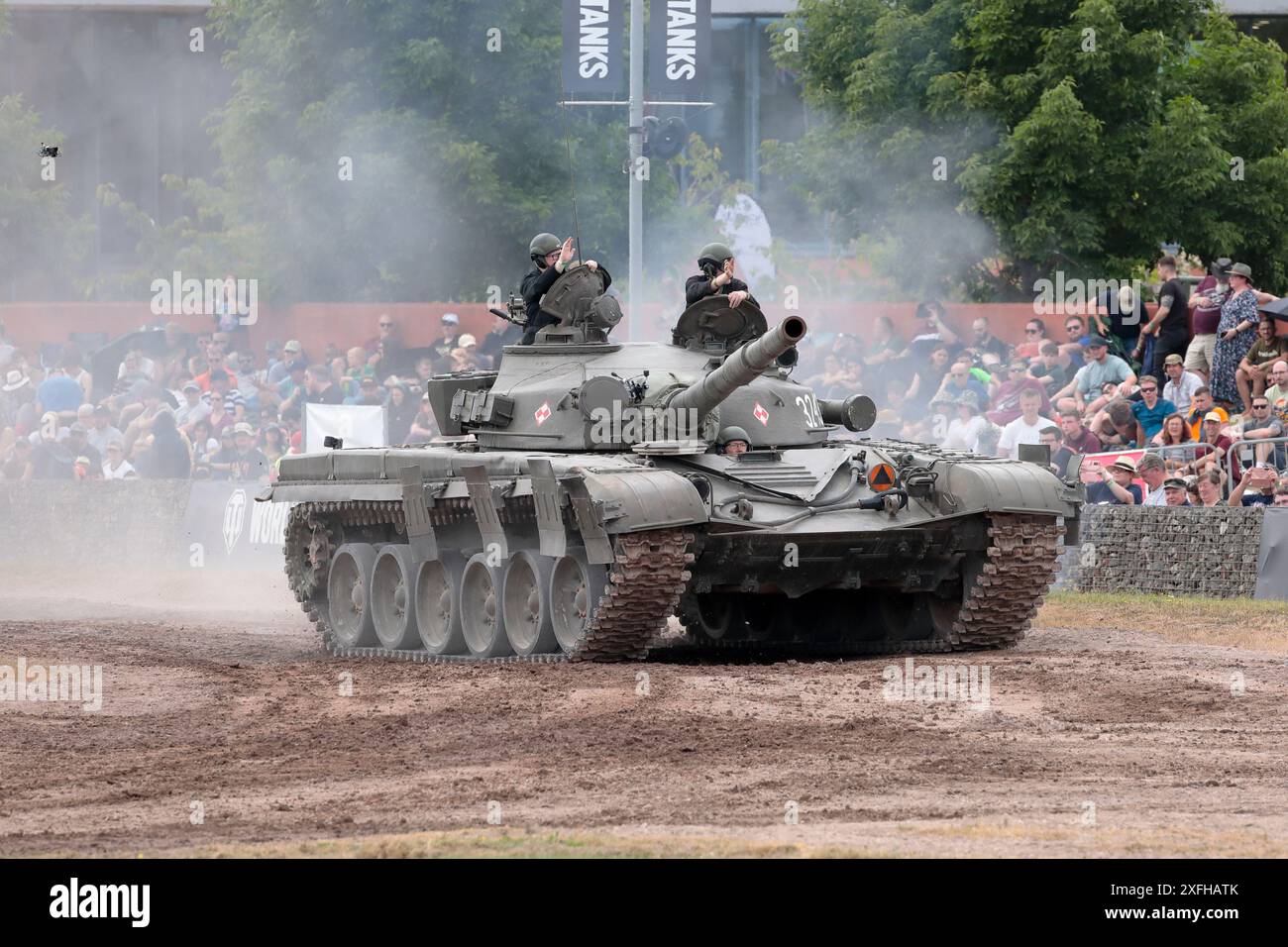 Un char de combat principal soviétique T-72 circulant autour de l'arène du Bovington Tank Museum pendant le Tankfest 2024 Banque D'Images