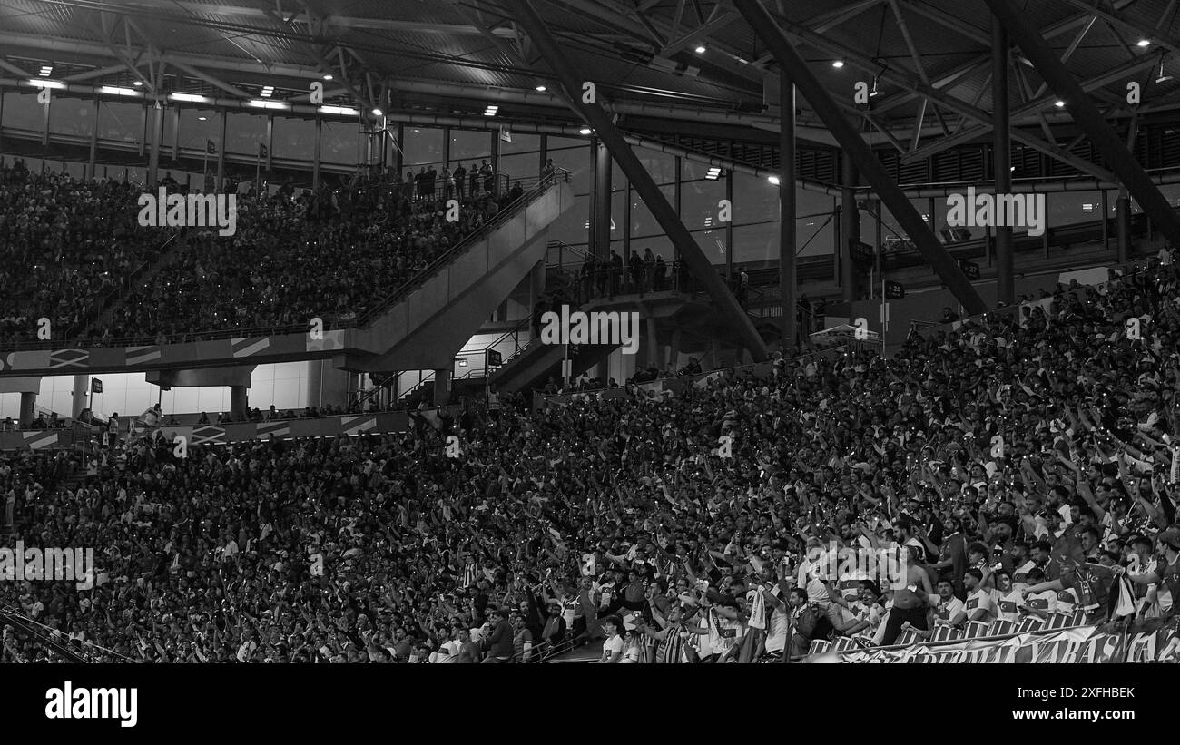 Leipzig, Allemagne. 02 juillet 2024. Leipzig, Allemagne, 2 juillet 2024 : les fans de Turkiye encouragent leur équipe lors du match de football UEFA EURO 2024 Germany Round 16 entre l'Autriche et Turkiye au stade de Leipzig à Leipzig, en Allemagne. (Daniela Porcelli/SPP) crédit : SPP Sport Press photo. /Alamy Live News Banque D'Images