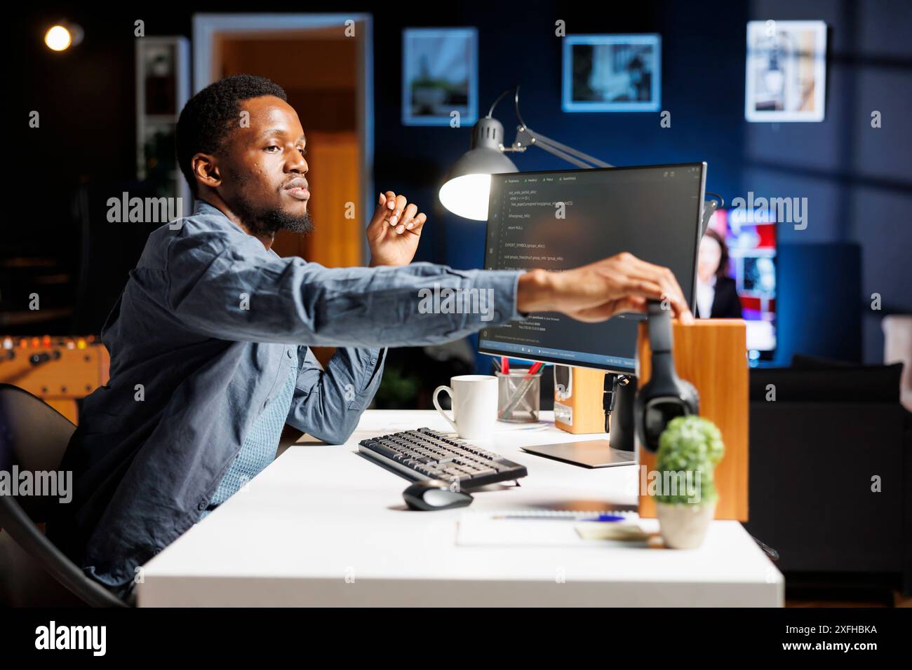 Administrateur système générant des scripts INFORMATIQUES pour les centres de données et développant un programme en langage machine. Sur la fenêtre de terminal HTML, spécialiste de l'ingénierie tapant du code en binaire, assure la sécurité du serveur. Banque D'Images