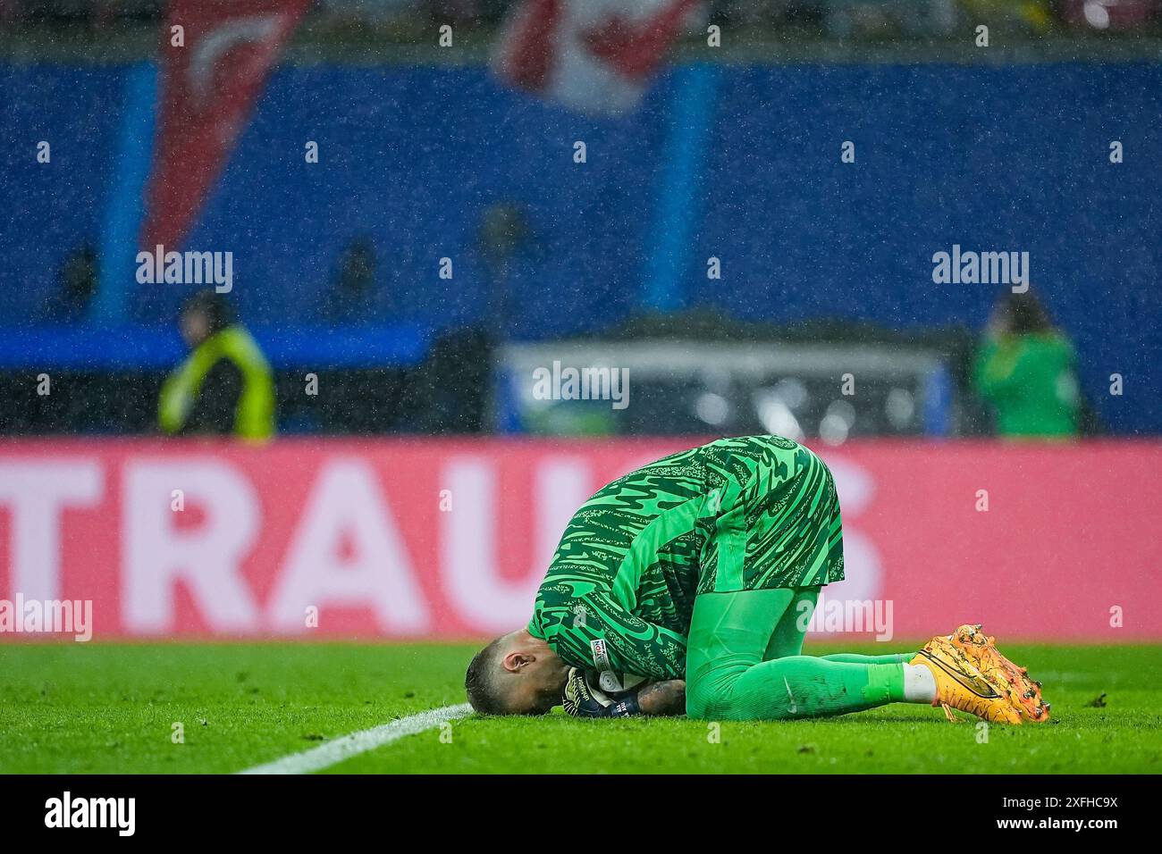 Leipzig, Allemagne. 02 juillet 2024. Leipzig, Allemagne, 2 juillet 2024 : Mert Gunok (1 Turkiye) après une sauvegarde lors du match de football UEFA EURO 2024 Allemagne Round 16 entre l'Autriche et Turkiye au stade de Leipzig à Leipzig, Allemagne. (Daniela Porcelli/SPP) crédit : SPP Sport Press photo. /Alamy Live News Banque D'Images