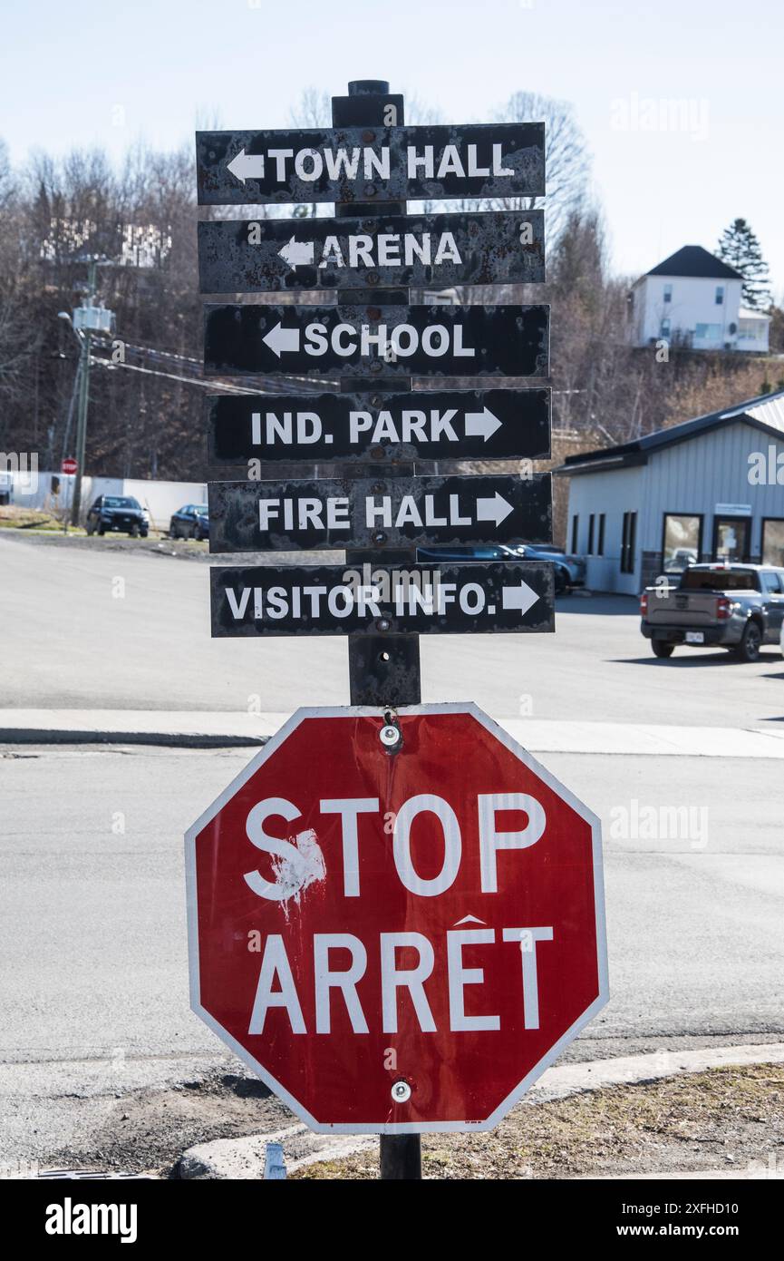 Panneau directionnel sur NB 105 montrant des lieux d'intérêt sur la rue Orser à Hartland, Nouveau-Brunswick, Canada Banque D'Images