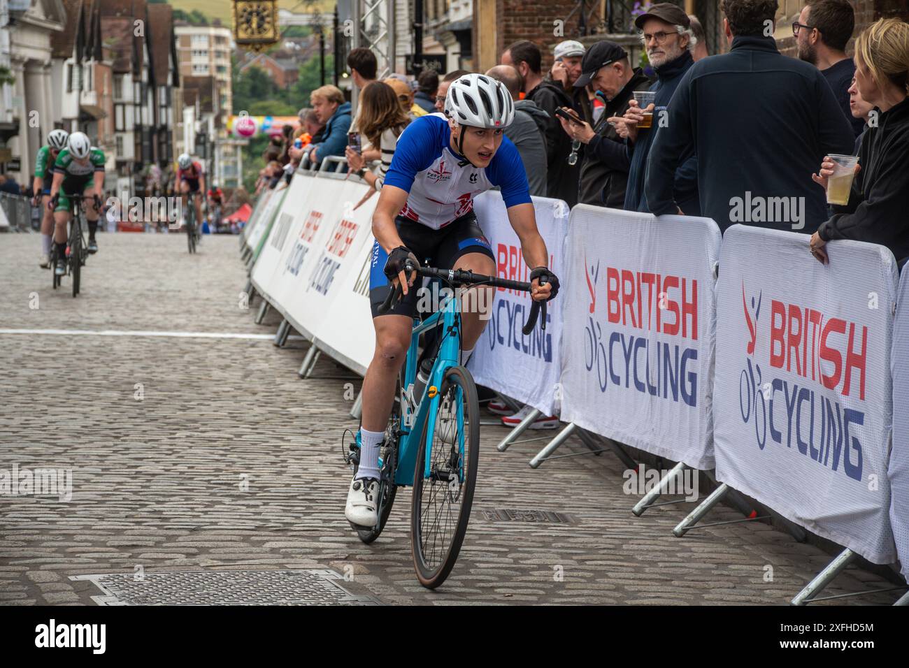 3 juillet 2024. Les courses de Guildford Town Centre organisées par British Cycling ont eu lieu ce soir dans le Surrey, en Angleterre, au Royaume-Uni. L'événement annuel de course cycliste sur route se déroule sur un parcours difficile, y compris la High Street abrupte avec ses pavés ou ses décors. Il y a un certain nombre de courses, y compris des événements pour les jeunes pour différents groupes d'âge, et la soirée a culminé avec le Round 3 de la National circuit Series. Banque D'Images