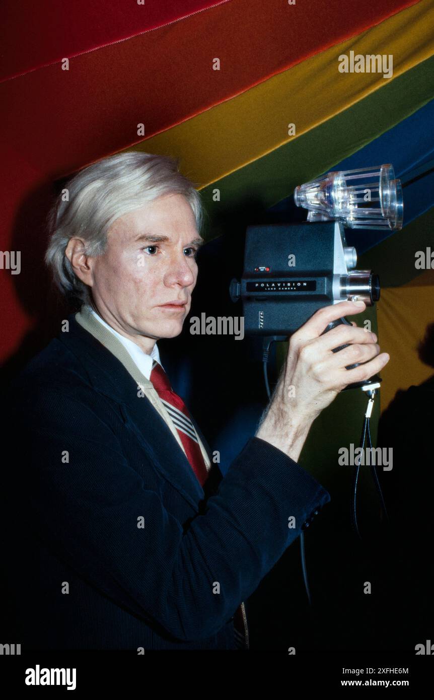 Artiste pop américain Andy Warhol, portrait en demi-longueur tenant la caméra Polaroid Polavision, Bernard Gotfryd, 1977 Banque D'Images