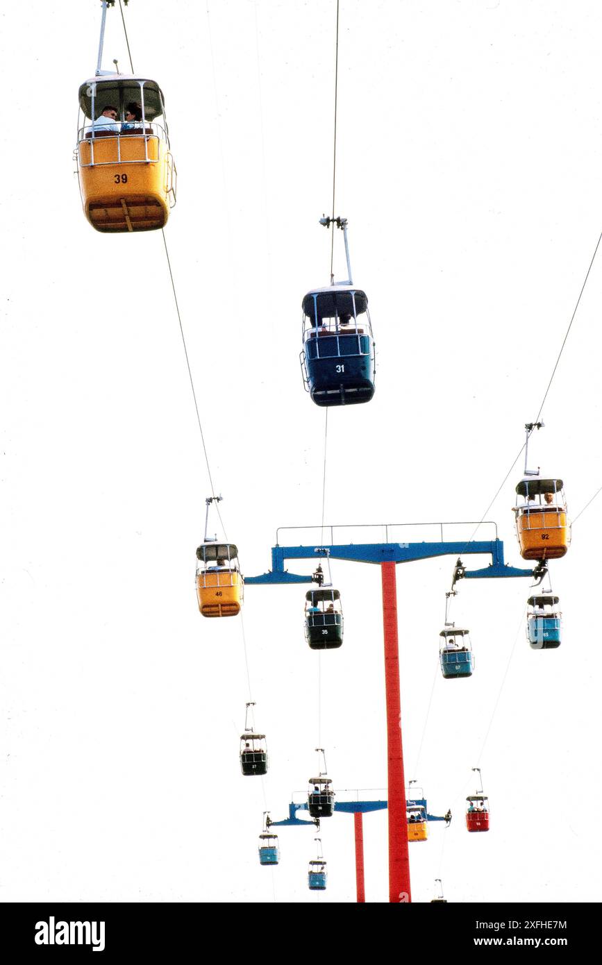 Swiss Sky Ride avec tour rouge, exposition universelle de New York, Flushing Meadows-Corona Park, Queens, New York City, New York, États-Unis, Bernard Gotfryd, 1965 Banque D'Images