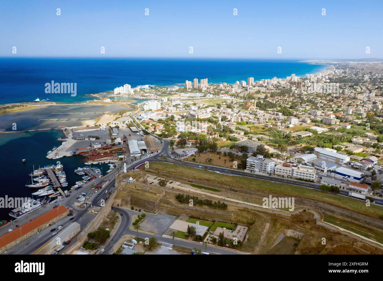 Vue aérienne de la ville de Famagouste montrant le port avec Varosha ville fantôme sur fond. Chypre Banque D'Images