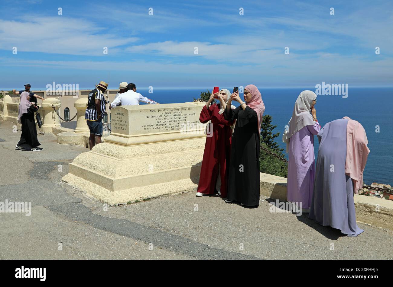 Touristes à un point de vue au sommet d'une colline à l'extérieur de la cathédrale notre-Dame d'Alger Banque D'Images