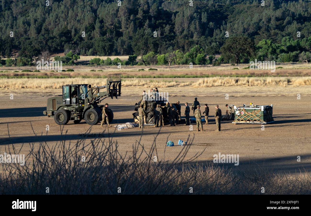 Les aviateurs du 821e Escadron d'intervention d'urgence emballent leur équipement de zone d'opérations tactiques lors de l'exercice STORM CROW, à Fort Hunter-Liggett, Californie, le 28 juin 2024. L’équipe d’inspection de la 621e escadre d’intervention d’urgence a validé et certifié le 821e CRS au cours de l’exercice STORM CROW sur plusieurs domaines d’intérêt, tels que la défense de base et la préparation chimique, biologique, radiologique et nucléaire pour leur prochain cycle d’alerte de déploiement cet automne. (Photo de l'US Air Force par le sergent d'état-major Scott Warner) Banque D'Images
