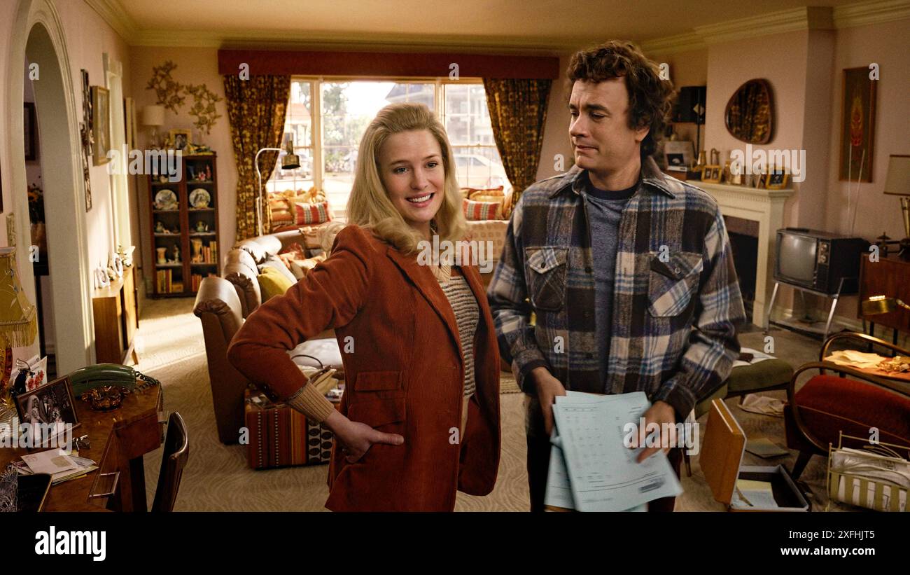 Ici (2024) réalisé par Robert Zemeckis et mettant en vedette Tom Hanks dans le rôle de Richard et Robin Wright dans celui de Margaret . Adaptation du roman graphique révolutionnaire de Richard McGuire sur un lieu spécial et les familles qui l'habitent à travers le temps. Publicité encore ***USAGE ÉDITORIAL SEULEMENT***. Crédit : BFA / TriStar Pictures Banque D'Images